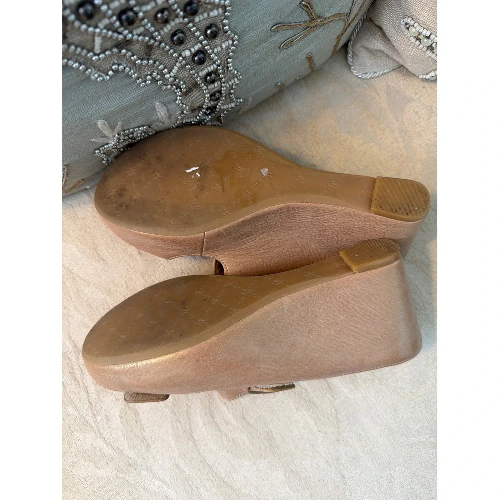 JOHNSTON & MURPHY. TRICIA GOLD WEDGE SLIDE SIZE 7